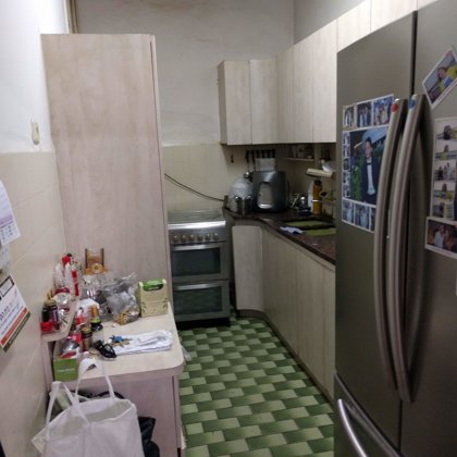 מטבח כשר עם שתי כיורים, מקרר חוסם בכניסה,  לפני השינוי