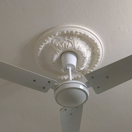 גם התקרה קיבלה יחס, הדבקתי רוזטה למאוורר שנצבעה ביחד עם שאר התקרה 