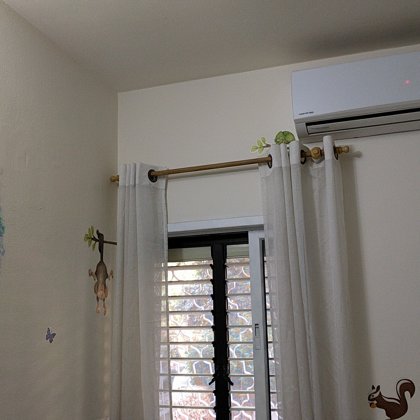 במקום מוט וילון רגיל הכנתי ממקל של מטאטא וקח נתתי חמימות להמשך הנושא הג'ונגל שרציתי